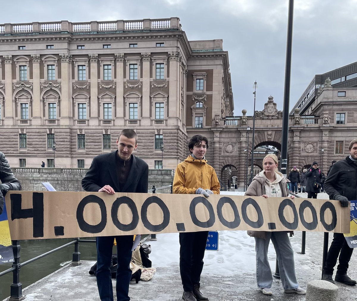 Enligt forskningsorg CREA (russiafossiltracker.com) har rysk olja och gas till ett värde av 4 miljarder kronor kommit till Sverige sedan krigets start.

Ikväll håller Kristersson tal om Sveriges stöd till Ukraina.

Vårt budskap till statsministern är enkelt: Stoppa importen!

1/4