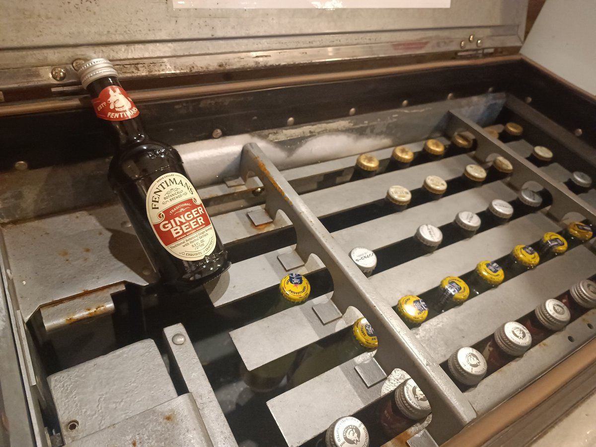 CafebarHybrid's tweet photo. こんばんは！
ハイブリッドのノンアル飲料の自動販売機は他の自動販売機と比べて小さいのでみなさん気づいてくれないこともしばじば、、、😅
この中にあるジンジャービアは特に格別なので皆さん是非お試しください！ https://t.co/QasWScJgqi