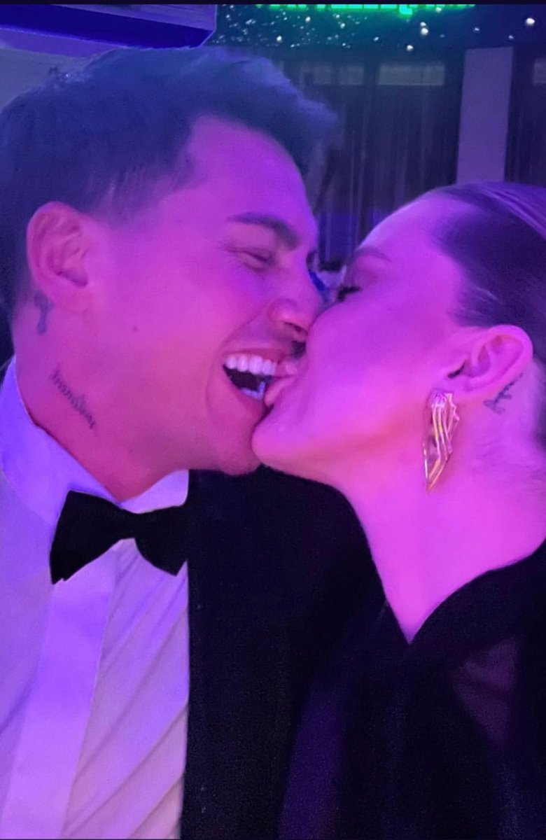 RobertaSaglimb2's tweet photo. L'amore è quella parte di follia che rende unica la vostra realtà....voi siete tutto ciò ❤️❤️❤️❤️ @Sophie_codegoni @ALEBASCIANO22 #basciagoni https://t.co/mIV17SS2nF