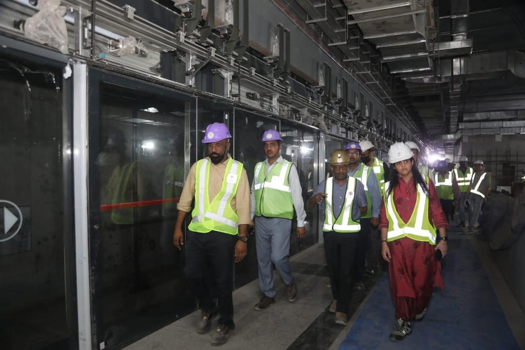 MumbaiMetro3's tweet photo. MD, MMRC Ms. @AshwiniBhide &amp; Dir (Proj) @SubodhGupta_ today reviewed the progress of various stn &amp; system works @ #ShitlaDevi &amp; #Siddhivinayak.These stns of #Line3 will add new dimensions to areas &amp; provide direct connectivity to various institutes,offices &amp; imp religious places. https://t.co/HaKOFPvw6c