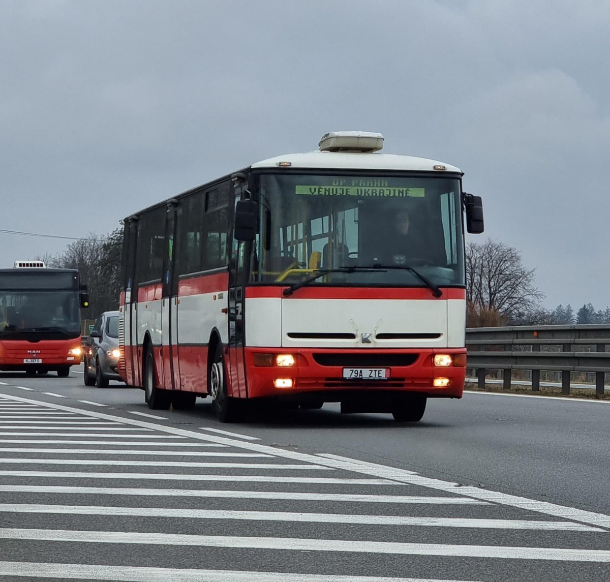 406FL_TC's tweet photo. @Pi_Eye_ J’ai vu que l’unique Citelis 18 de Prague ainsi qu’un B951E (ex Prague aussi) et un Lion’s City partait aujourd’hui pour Kharkiv également.

©Pavel Duchek, Facebook : https://t.co/EVVIGoJhZy