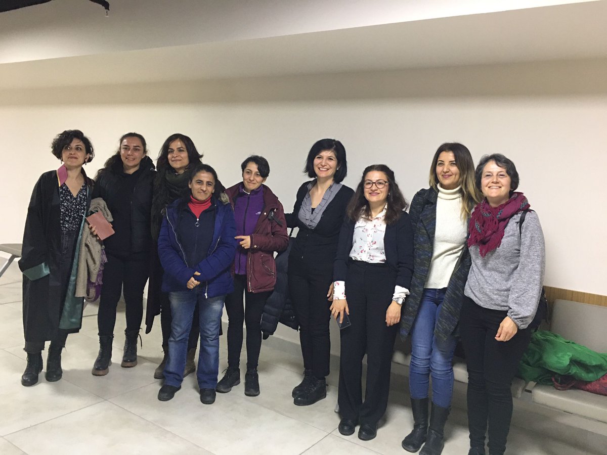 avcilarkadin's tweet photo. Avcılar Kadın Platformu olarak 25 Kasım eylemlerine çağrı bildirisi dağıtırken gözaltına alınan arkadaşlarımız hakkında açılan davada bugün beraat kararı verildi ✌️ https://t.co/hhOzgryAla