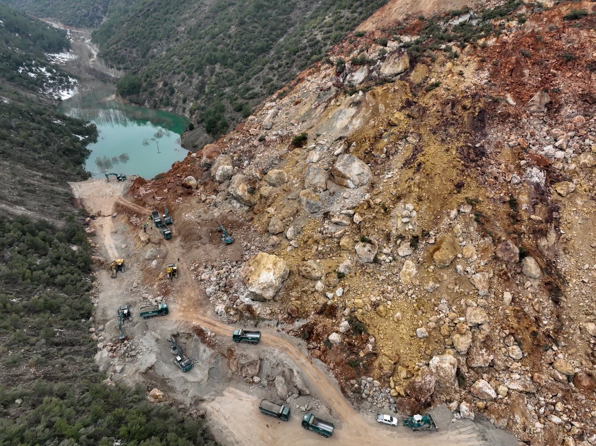 geography07's tweet photo. Depremden sonra Gaziantep'in İslahiye ilçesinde yeni bir Uzungöl oluştu. Tam bir heyelan set gölü...
Derler ya "dağ dağa kavuşmaz, insan insana kavuşur."

Dağ dağa kavuştu, insan insana kavuşamadı🥀🥀

#islahiye https://t.co/gFKNAHgOKr
