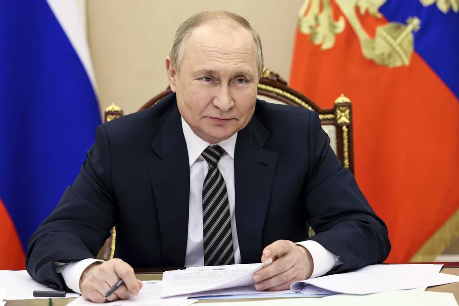 TTO_News's tweet photo. 🚨Rússia deve ver sua economia crescer 0.3% esse ano, mesmo com fortes sanções do Ocidente. A previsão de crescimento é maior do que a do Reino Unido.

Isso mostra que o plano de Biden de "sufocar" a Rússia com sanções não surte o efeito pretendido. https://t.co/B09sujzh8W