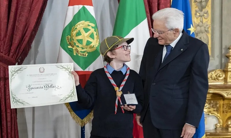 agesci's tweet photo. Oggi Zaccaria Dellai ha ricevuto al @Quirinale dal Presidente #Mattarella l'Attestato di Alfiere della Repubblica. Il Presidente ha nominato Alfieri all'interno di altri ambiti anche altri tre ragazzi che nella loro vita hanno svolto il percorso #scout...
https://t.co/slf2KffIL6 https://t.co/pq9d17mASi