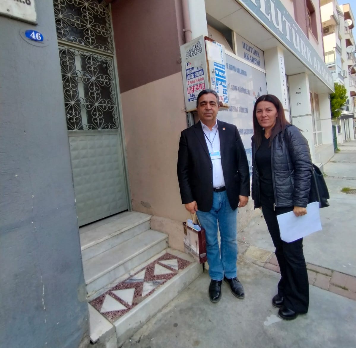 yenimenemen's tweet photo. İlçe Yönetimimiz ve Kadın Kolları Yönetimimiz ile Esatpaşa Mahallemizde Öbek çalışması çerçevesinde deprem felaketinde yakınlarını kaybeden komşularımızı da ziyaret ederek geçmiş olsun dileklerimizi iletip hal ve hatırlarını sorduk. https://t.co/D6Iat2uCgS