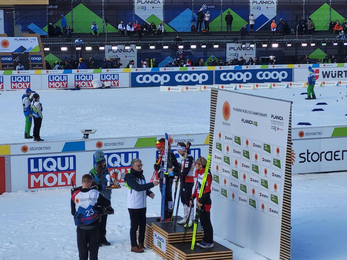 TeamSlovenia's tweet photo. Predsednik OKS Franjo Bobinac je po današnji preizkušnji nordijskih kombinatork na Svetovnem prvenstvu #Planica2023 najboljšim trem športnicam čestital in podelil maskote na #flowerceremony 💐 @PlanicaNordic #TeamSlovenia https://t.co/eKVrp1BM72