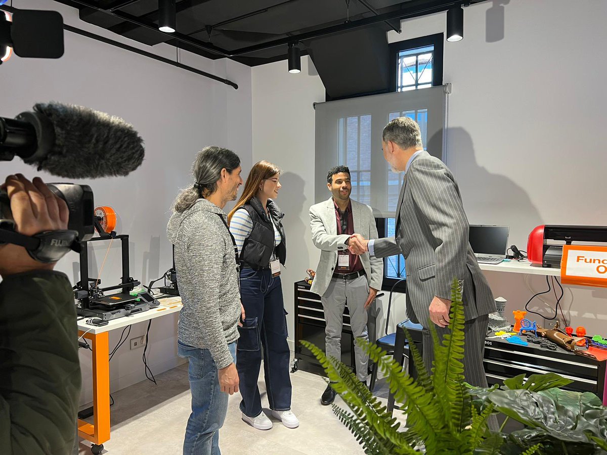 iestomvalmadrid's tweet photo. Es muy emocionante ver a nuestra alumna Cristina (de #FPBásica y Gestión Administrativa) y a nuestro director @Alonso10Tomas participar junto a SM el Rey Don Felipe VI @CasaReal en un acto de la @fundacionorange #GarageLab #AdvancedGarageLab https://t.co/67WMH1ZHOq