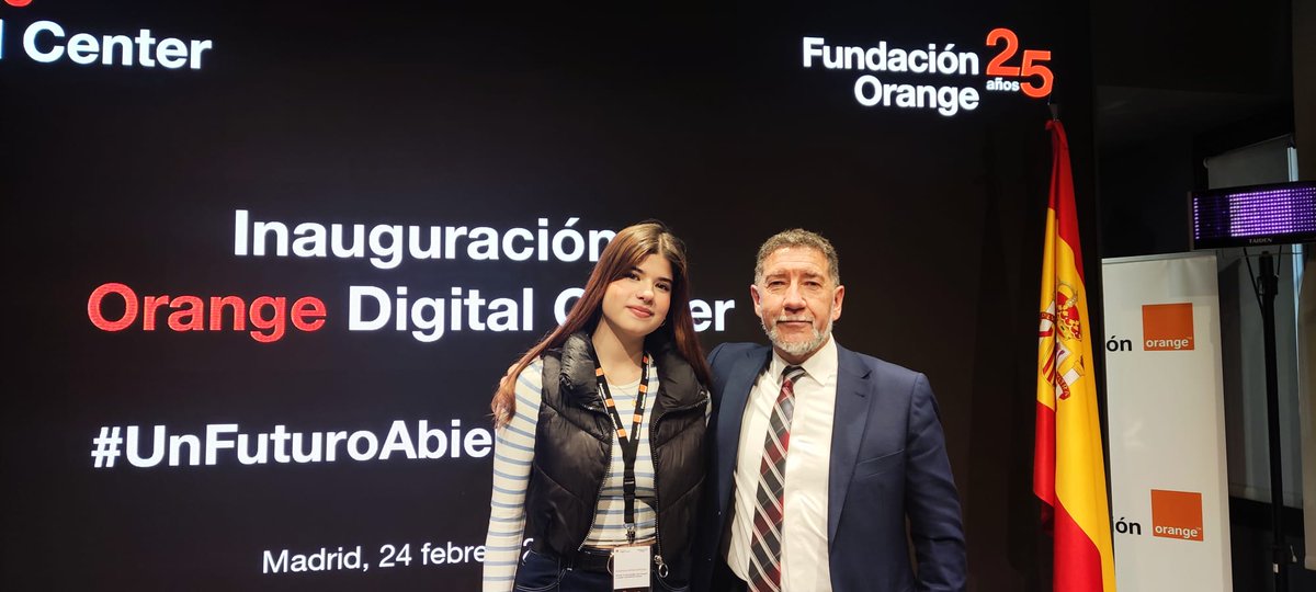 iestomvalmadrid's tweet photo. Es muy emocionante ver a nuestra alumna Cristina (de #FPBásica y Gestión Administrativa) y a nuestro director @Alonso10Tomas participar junto a SM el Rey Don Felipe VI @CasaReal en un acto de la @fundacionorange #GarageLab #AdvancedGarageLab https://t.co/67WMH1ZHOq