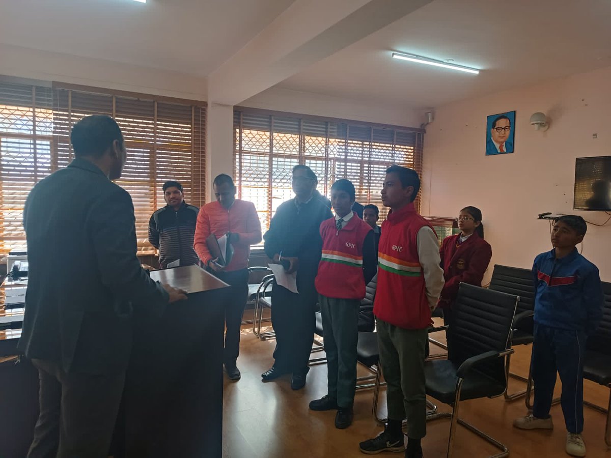 DistrictTehri's tweet photo. #VIPProgramme दि024 Feb को DM महोदय के निर्देशन में CDO टिहरी @kr_ManishUK द्वारा माo मुख्यमंत्री जी के भ्रमण कार्यक्रम के दृष्टिगत प्रतिभाशाली छात्र छात्राओं के साथ वार्तालाप
@basava_ias
@DMTEHRI1
@ganeshjoshibjp
@MoRD_GoI
@SecyRDUK
@ukcmo
@DIPR_UK
@pushkardhami
@IndiaRuralDev https://t.co/WREjSRoLO2