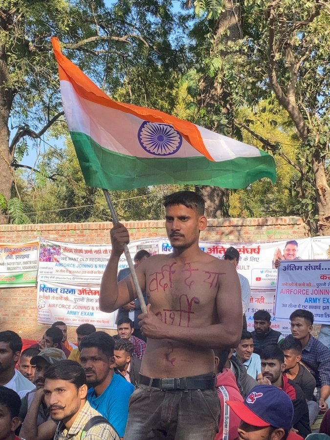 RamDas12200435's tweet photo. 🌑SSC GD 2018 का दिल्ली हाईकोर्ट का जोइनींग आदेश अटका✂️
🌑आर्मी का एग्ज़ाम अटका✂️
 🌑एयरफ़ोर्स जोईनिंग़ लटका✂️
आखिर केंद्र सरकार पैरामिलिट्री सेना के बेरोजगार युवाओं को देशसेवा करने से वंचित क्यो कर रही है❓
#SSCGD2018JOINNING 
#JusticeForDefenceStudents
@narendramodi @AmitShah https://t.co/y9mseEcmN4