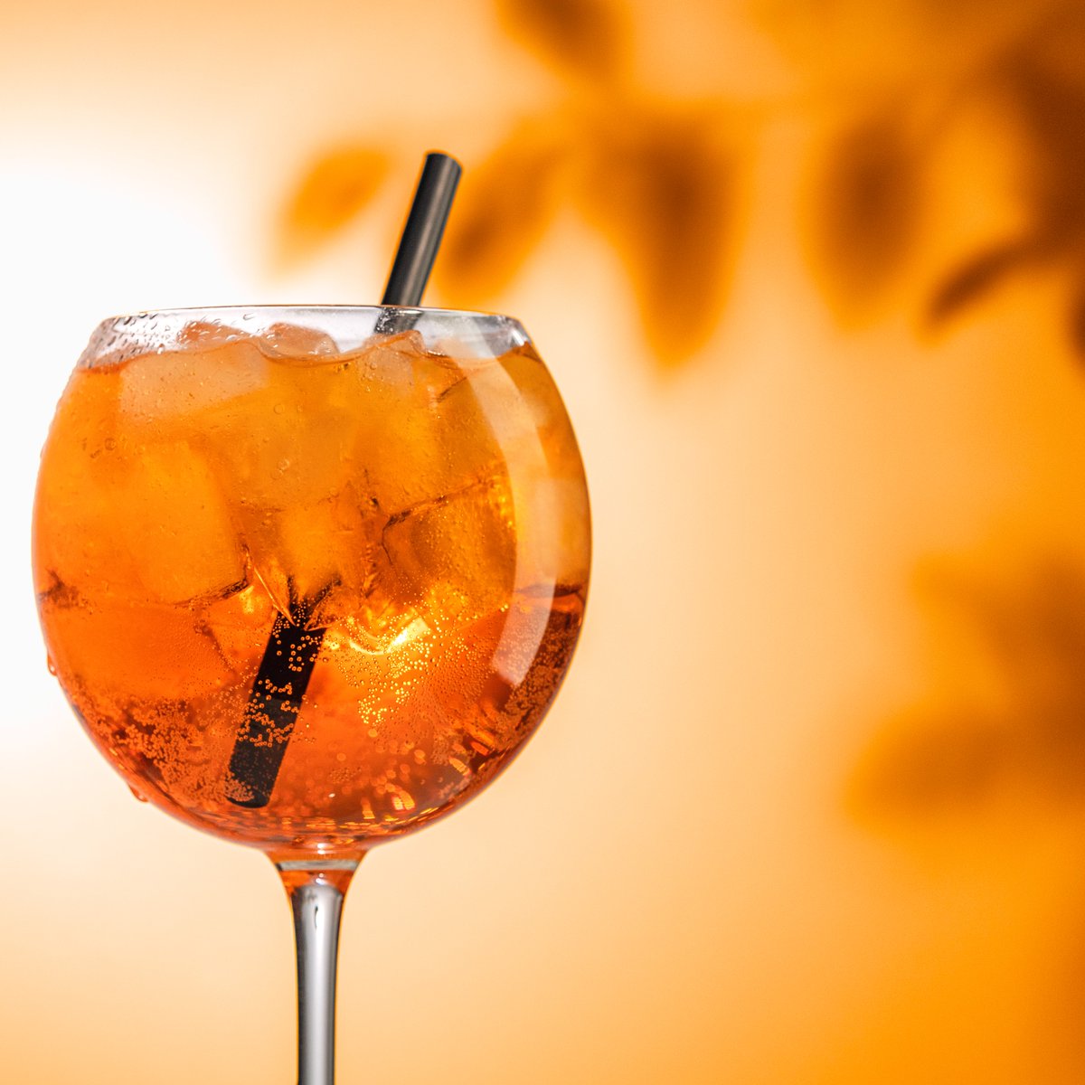Consiglio del nostro bartender: spillare lo spritz direttamente in un bicchiere con abbondante ghiaccio e servirlo con una fetta d’arancia.
__
Juicy &amp; Sparkling
the-jas.com 

#JasDrinks #readytodrink #aperitivo #venerdi