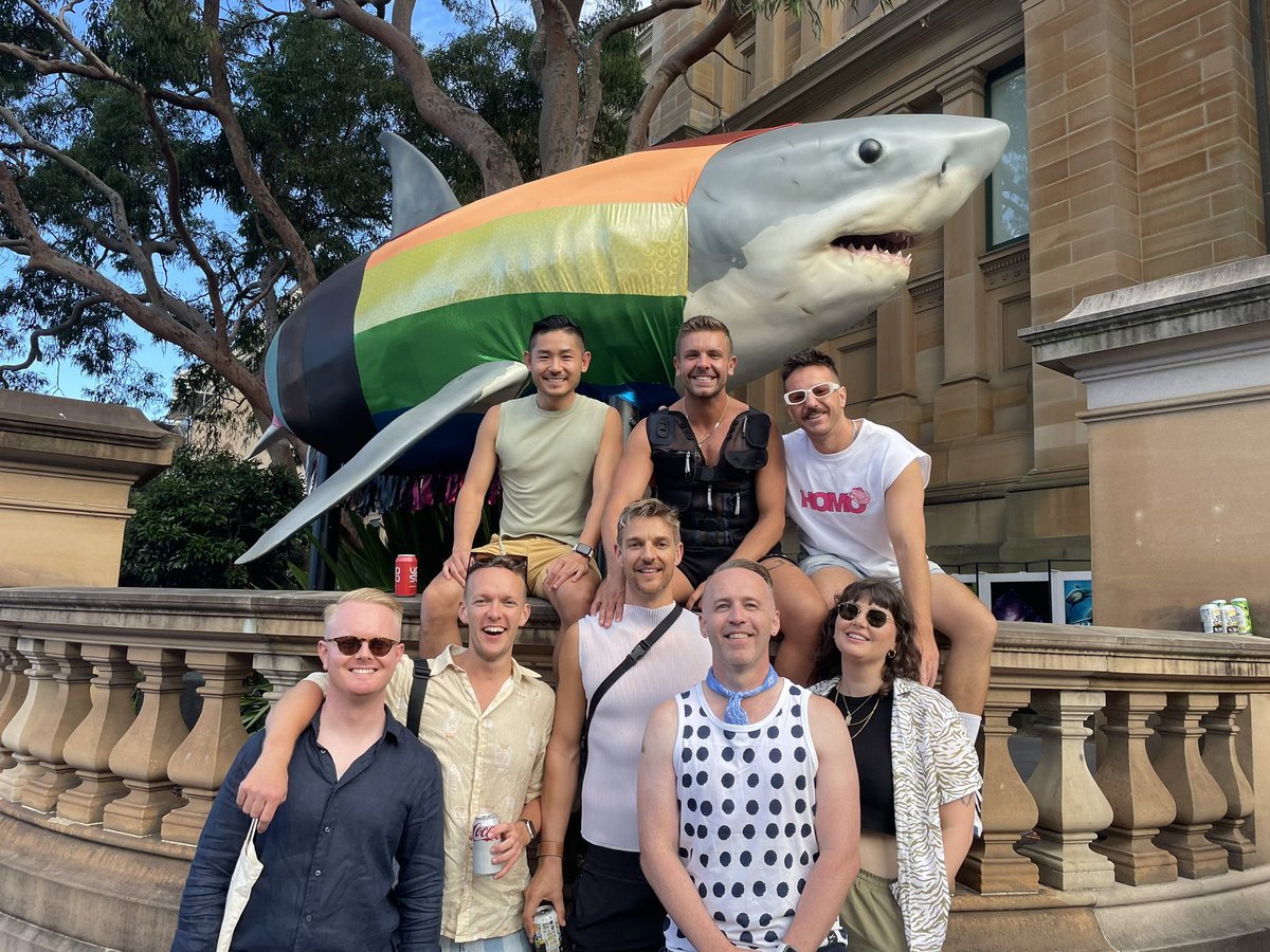 MattyJoe_'s tweet photo. Family photo with a cultural icon, please and thank you. #ProgressShark https://t.co/nxCOxlTDUZ
