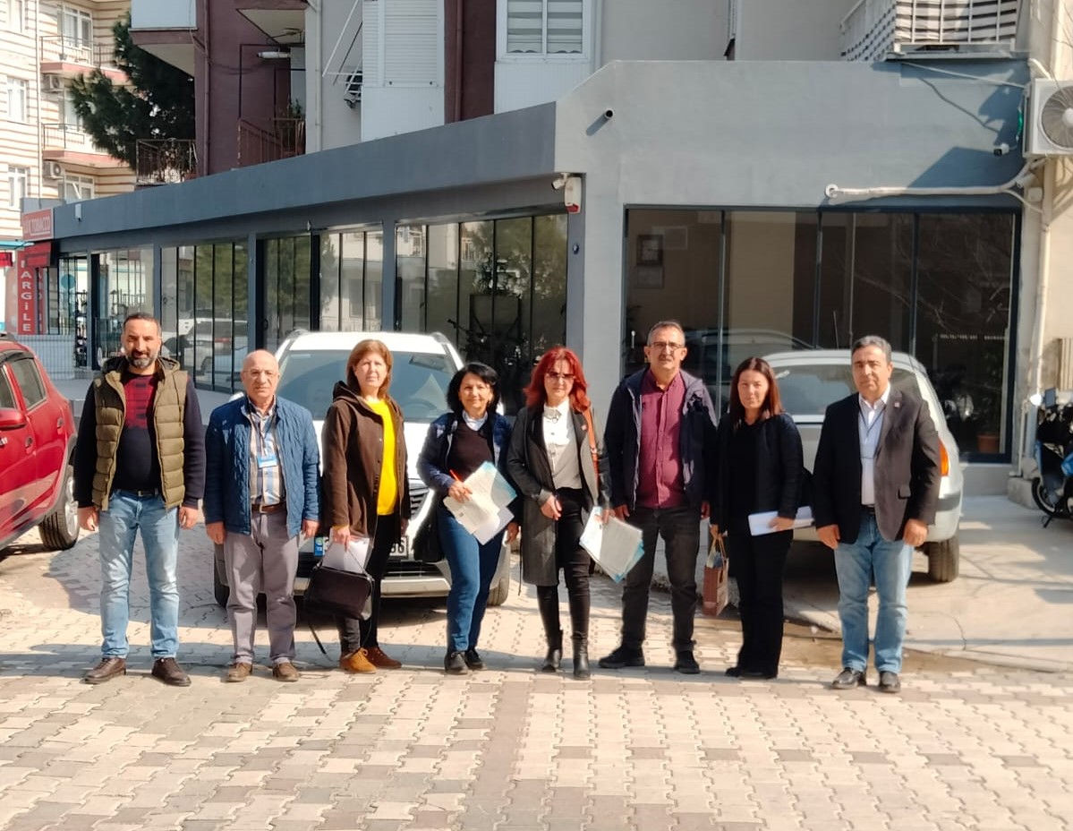 yenimenemen's tweet photo. İlçe Yönetimimiz ve Kadın Kolları Yönetimimiz ile Esatpaşa Mahallemizde Öbek çalışması çerçevesinde deprem felaketinde yakınlarını kaybeden komşularımızı da ziyaret ederek geçmiş olsun dileklerimizi iletip hal ve hatırlarını sorduk. https://t.co/D6Iat2uCgS