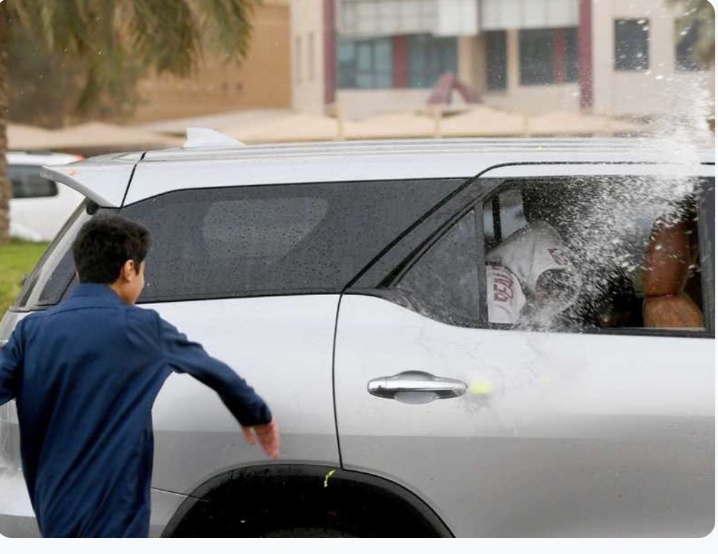 لماذا يجب ان نمنع اولادنا عن رمى بلونات الماء علي الناس ؟
١- لان فيها ايذاء للغير 
"قالوا: وما حقُّ الطريقِ يا رسولَ اللهِ؟ قال: كفُّ الأذى"
٢- تخويف و ترويع للناس لقول النبي عليه السلام لا يحل لمسلم أن يروع مسلما
٣-كفر نعمة الماء 
﴿لئن شكرتم لأزيدنكم ولئن كفرتم إن عذابي لشديد﴾