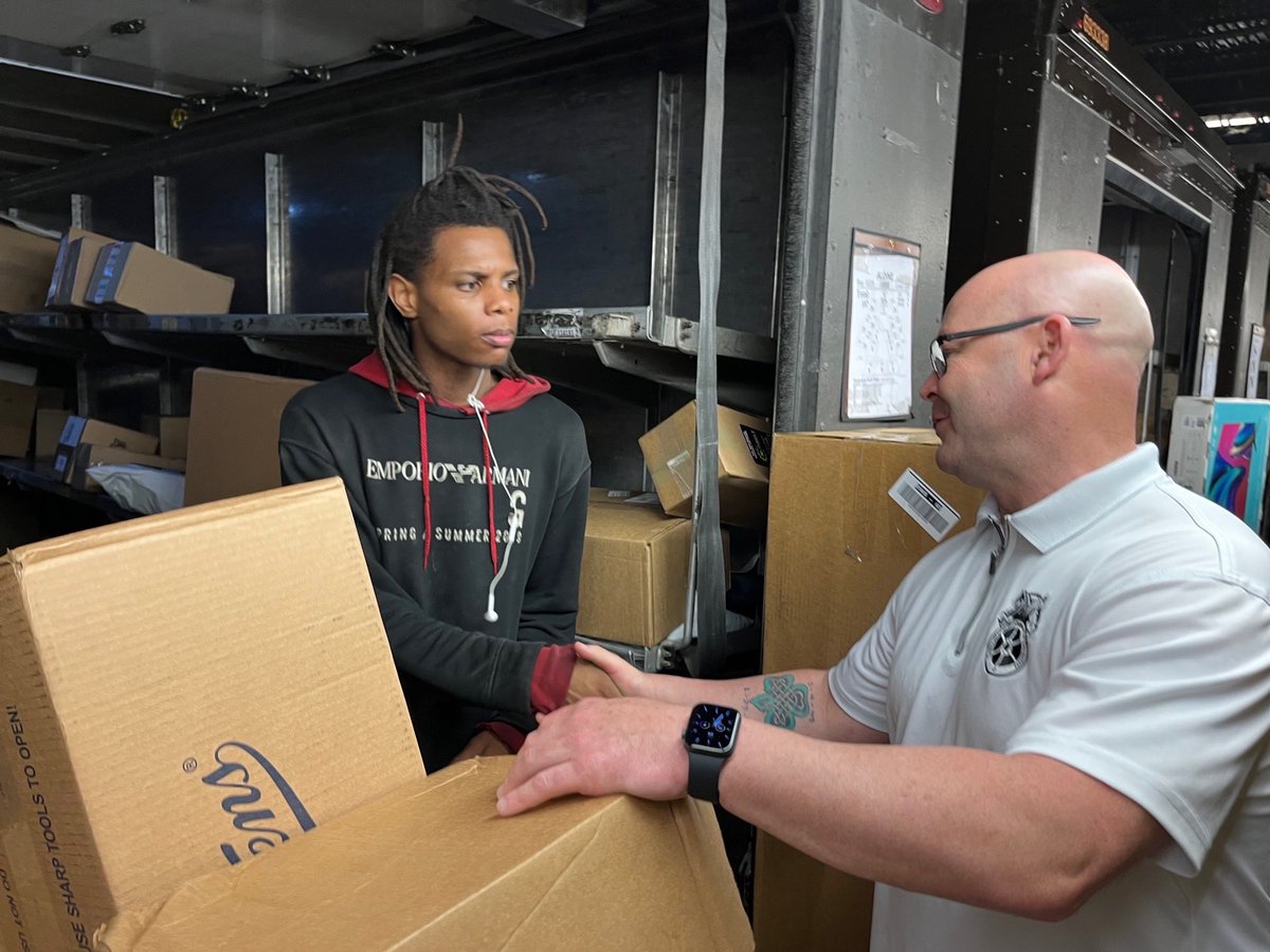 TeamsterSOB's tweet photo. Houston, TX this morning with GST #FredZuck. Having great conversations with @teamster988 UPS members. Gearing up for our big contract fight on the horizon. The Sweetwater hub here has over 1500 #Teamsters…Building doesn’t operate without them. Thanks to L988 staff for joining. https://t.co/wSph3qD8wJ