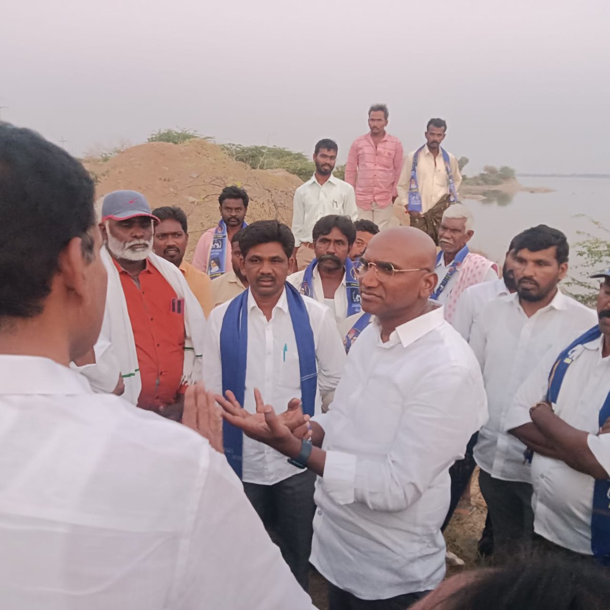 PallaviSwaero3's tweet photo. మన గడ్డ పై
మన బిడ్డ ✊

@BSPTelangaana  రాష్ట్ర అధ్యక్షులు @RSPraveenSwaero గారు బహుజన రాజ్య స్థాపనకై చేస్తున్న పవిత్రమైన కార్యం #BahujanaYatra ఫిబ్రవరి 26 నుండి మొదలు కాబోయే అలంపూర్ నియోజకవర్గం లో ముందుగానే వెళ్లి అక్కడి పరిస్థితులను పరిశీలిస్తున్నారు బీఎస్పీ చీఫ్ #RSP4Alampur https://t.co/kYv7omPbOB