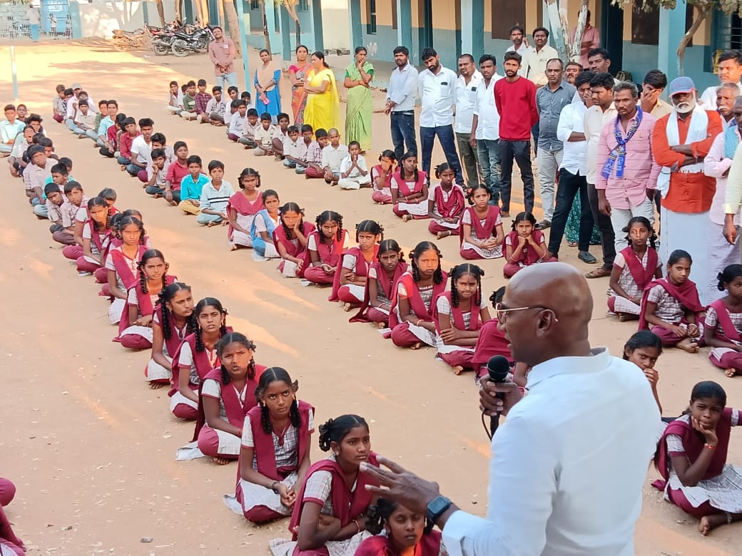 PallaviSwaero3's tweet photo. మన గడ్డ పై
మన బిడ్డ ✊

@BSPTelangaana  రాష్ట్ర అధ్యక్షులు @RSPraveenSwaero గారు బహుజన రాజ్య స్థాపనకై చేస్తున్న పవిత్రమైన కార్యం #BahujanaYatra ఫిబ్రవరి 26 నుండి మొదలు కాబోయే అలంపూర్ నియోజకవర్గం లో ముందుగానే వెళ్లి అక్కడి పరిస్థితులను పరిశీలిస్తున్నారు బీఎస్పీ చీఫ్ #RSP4Alampur https://t.co/kYv7omPbOB