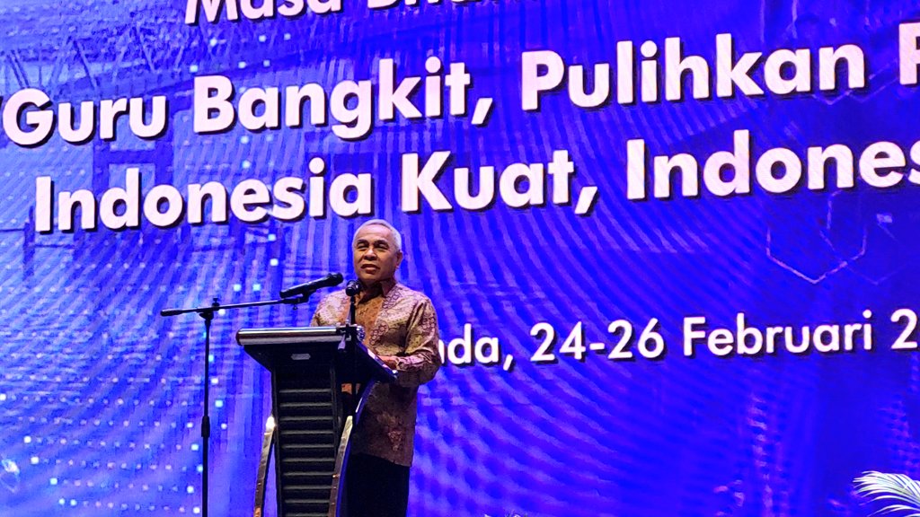 PBPGRI_OFFICIAL's tweet photo. Sambutan Gubernur Kalimantan Timur, Bapak Isran Noor menyampaikan jasa dan pengorbanan guru sungguh luar biasa. Guru tetap ikhlas mendidik para siswa walau honor yg diterima kadang seadanya.
Untuk itulah kita perlu mengedepankan kesejahteraan guru.

#PGRI https://t.co/5nOKxDDdSz