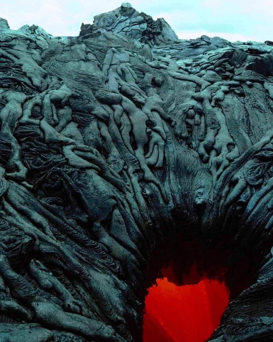 gandalf_u's tweet photo. Una desprevenida cámara del servicio geológico de los Estados Unidos capturó la trama de un flujo de lava de un volcán 🌋 en Hawái. 

Varias personas lo vieron como una metáfora de almas entrando al infierno de Dante. Este fenómeno es conocido como claraboya de flujo de lava. https://t.co/aAMxpDN2br