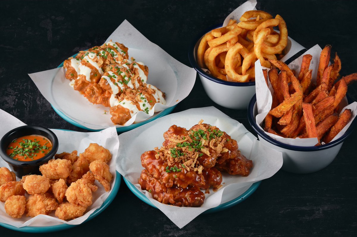 BUNSLONDON's tweet photo. What an ultimate feast looks like 👀

If not ordering all at once, which one would you pick from this table? 🤔 https://t.co/acqpabdCMe