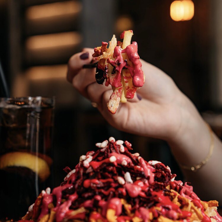 2EAT_SA's tweet image. جوّك الصوصات والقرمشة ؟ 
لا يفوتك الفولكانو فرايز 🤤👌🏻
 #تو_إيت
#2eat