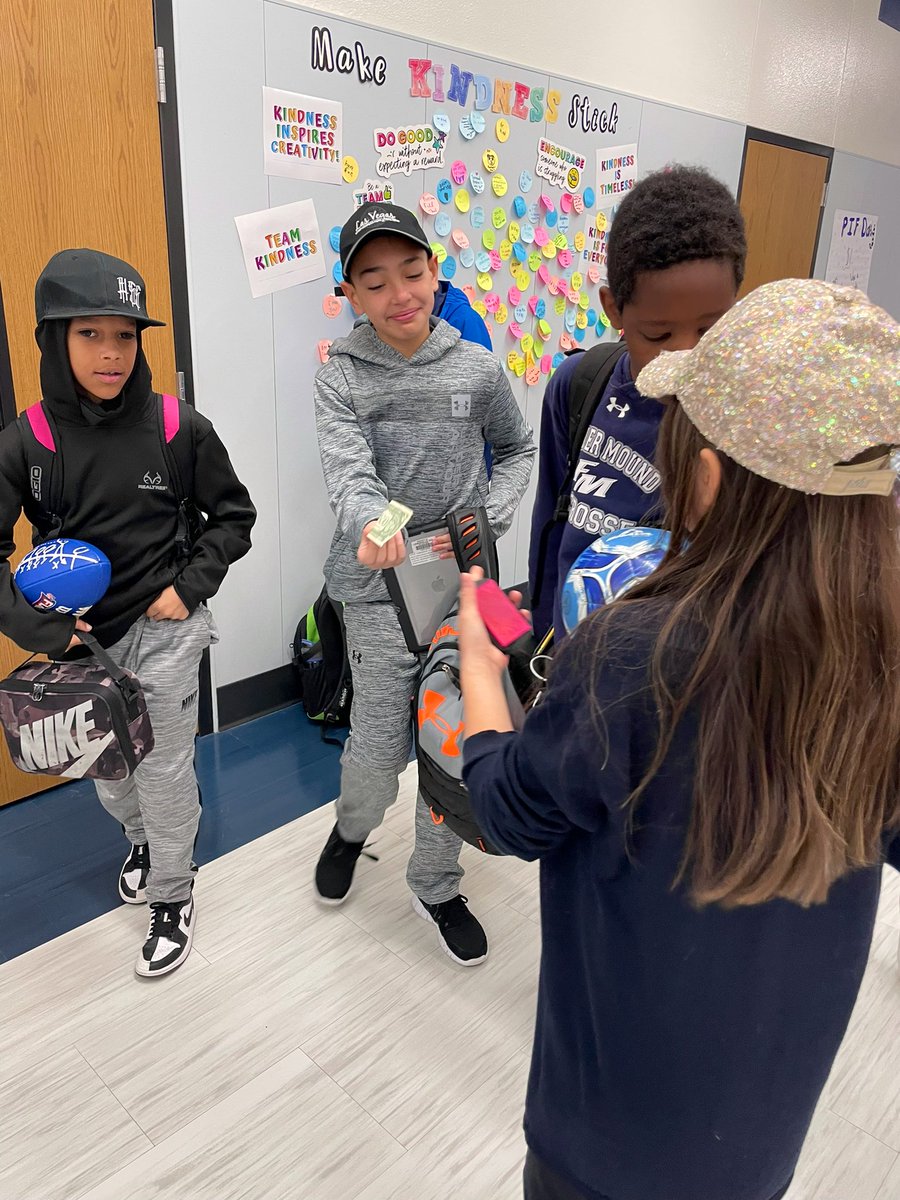 FveStuCo's tweet photo. Hats off to Friday! Student Council members started their morning collecting funds for our upcoming senior breakfast 🧢 🎩 https://t.co/nVdlSp4sI1