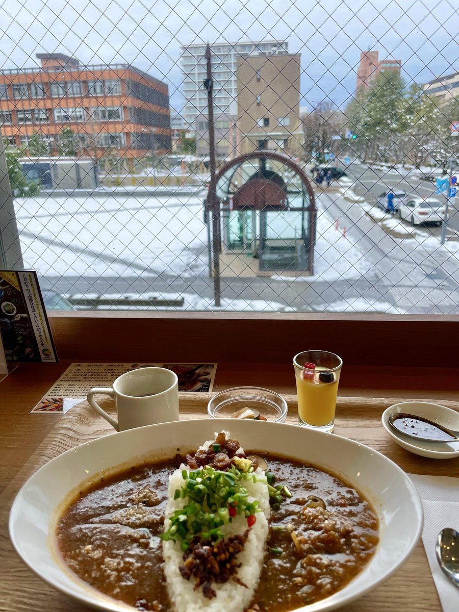 Ensam_Mol's tweet photo. 出張の中日のランチは、チェーン店の #金沢カレー とは一味違う、金沢ななほしカレーへ。
スパイシーかつ深いコクがありながら、とても優しい味のカレーに癒されました。
窓から眺める雪化粧の金沢の街も良かったです。 https://t.co/glGySEtU0I