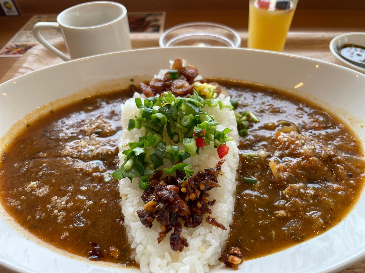 Ensam_Mol's tweet photo. 出張の中日のランチは、チェーン店の #金沢カレー とは一味違う、金沢ななほしカレーへ。
スパイシーかつ深いコクがありながら、とても優しい味のカレーに癒されました。
窓から眺める雪化粧の金沢の街も良かったです。 https://t.co/glGySEtU0I