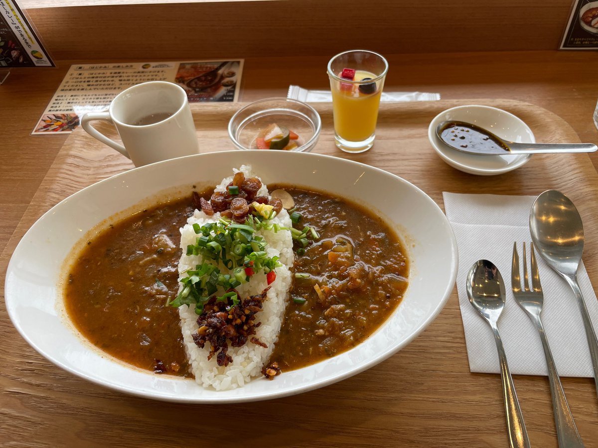 Ensam_Mol's tweet photo. 出張の中日のランチは、チェーン店の #金沢カレー とは一味違う、金沢ななほしカレーへ。
スパイシーかつ深いコクがありながら、とても優しい味のカレーに癒されました。
窓から眺める雪化粧の金沢の街も良かったです。 https://t.co/glGySEtU0I