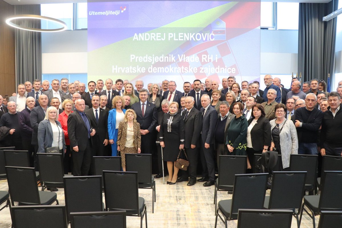 AndrejPlenkovic's tweet photo. Na sjednici Zajednice utemeljitelja @HDZ_HR “dr. Franjo Tuđman “ jasna podrška #Ukraine, što je jedini ispravan odabir! Politikom modernog suverenizma koristimo članstvo u 🇪🇺 i međunarodni položaj 🇭🇷 za ostvarenje strateških projekata na korist hrvatskih građana i gospodarstva. https://t.co/xBswt1xwPN