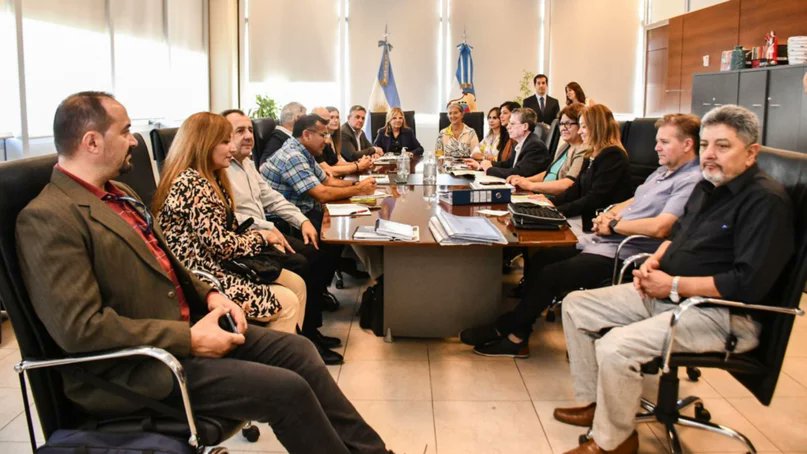 Lo que deja la discusión de las paritarias en la provincia es corroborar el privilegio que tienen los que están dentro del sistema y los que no. Aquellos que les cuesta ganar el mango o sostener un negocito!