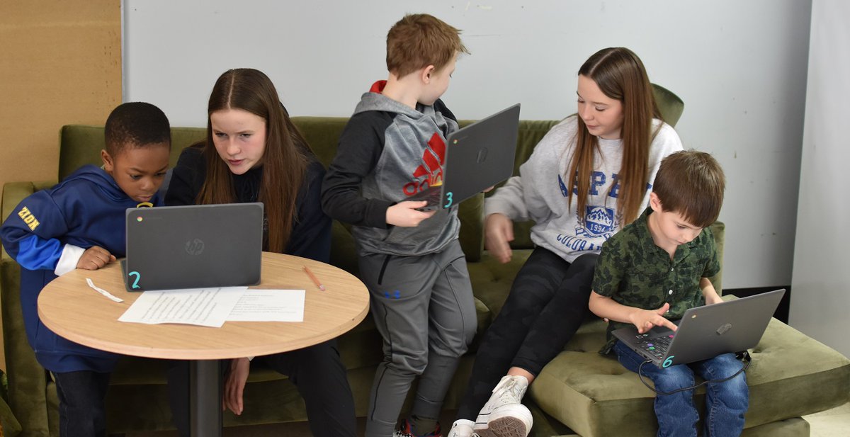 SBC_Technology's tweet image. Grade 9s bringing literacy and technology together with our Kindergarten &amp;amp; Grade 1s.  @SBC_LC