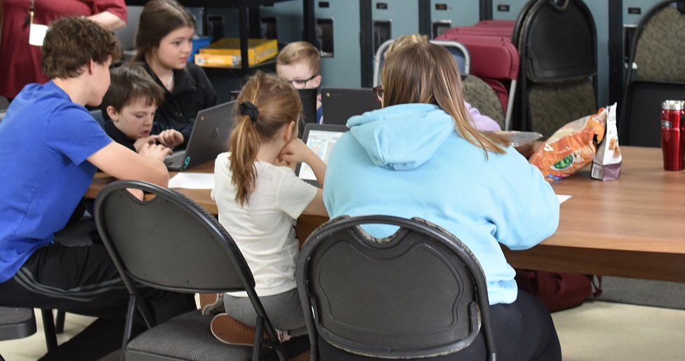 SBC_Technology's tweet image. Grade 9s bringing literacy and technology together with our Kindergarten &amp;amp; Grade 1s.  @SBC_LC