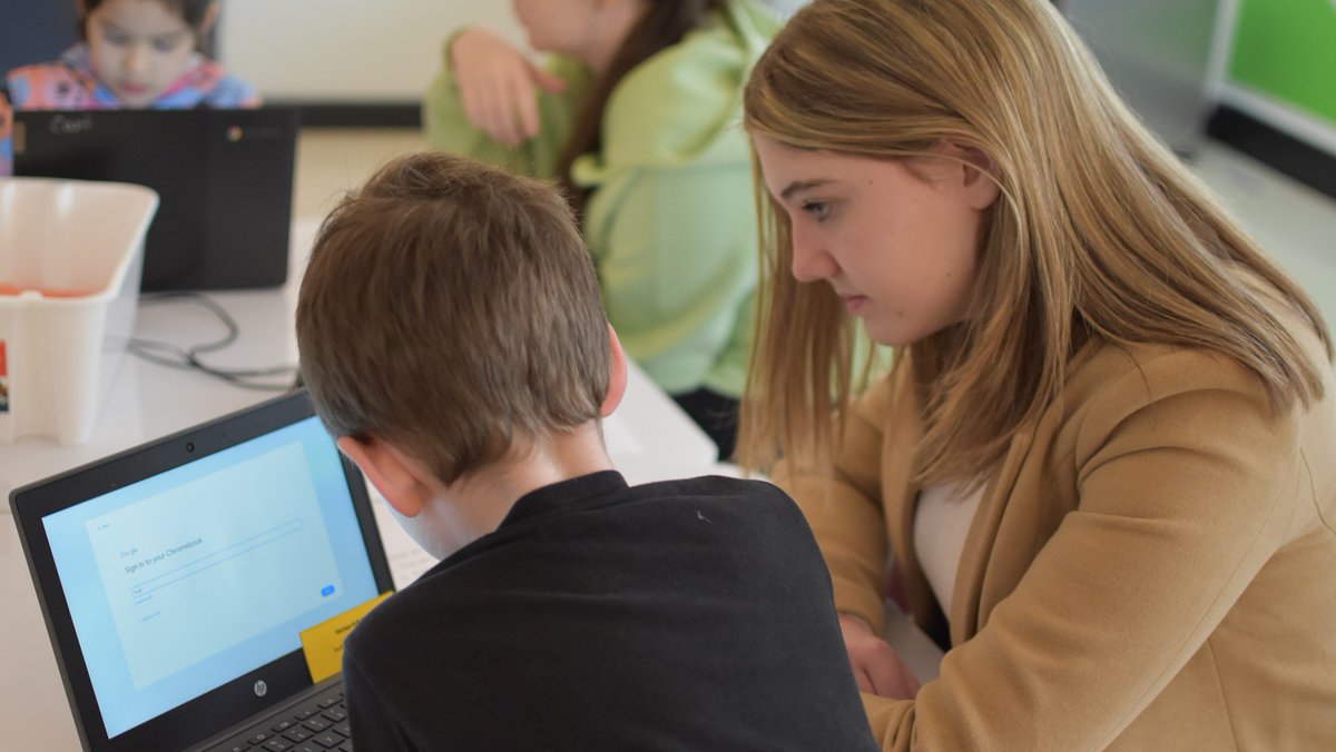 SBC_Technology's tweet image. Grade 9s bringing literacy and technology together with our Kindergarten &amp;amp; Grade 1s.  @SBC_LC