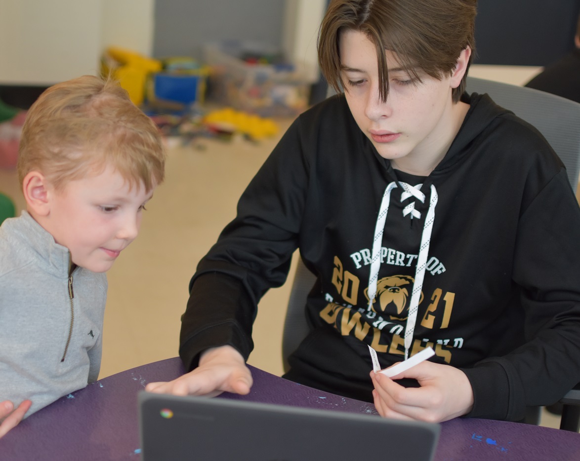 SBC_Technology's tweet image. Grade 9s bringing literacy and technology together with our Kindergarten &amp;amp; Grade 1s.  @SBC_LC