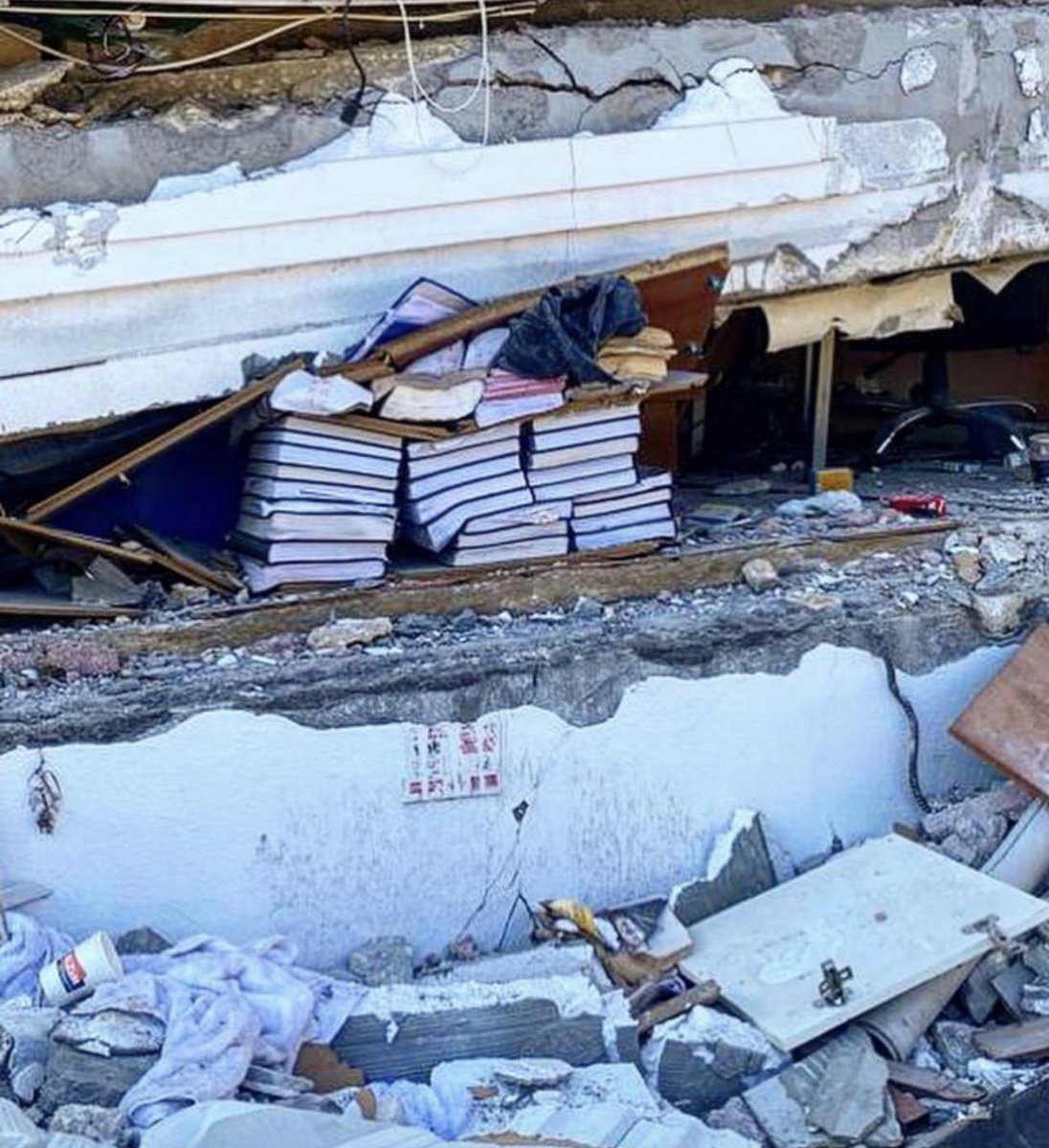 SafiBakhtiar's tweet photo. This picture of a pile of books from the recent tragic earthquake in Turkey reminds me of a quote from Turkish author Mehmet Murat Ildan:

“ #knowldge can protect you much better than a strong castle” 

#earthquake #education #Turkiye #book https://t.co/3edwwk8nPi