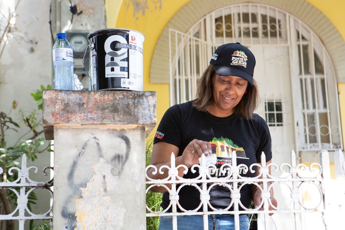 PinturasPopular's tweet photo. El proyecto #PintaTuGazcue nos llena de satisfacción al ver la entrega de todos los voluntarios que han visto al igual que nosotros, la hermosa historia en las casas de Gazcue. Gracias nuevamente a la @AlcaldiaDN y al @mayobanexsuazo por tan hermosa iniciativa. #PinturasPopular https://t.co/4lfDzgzWTt