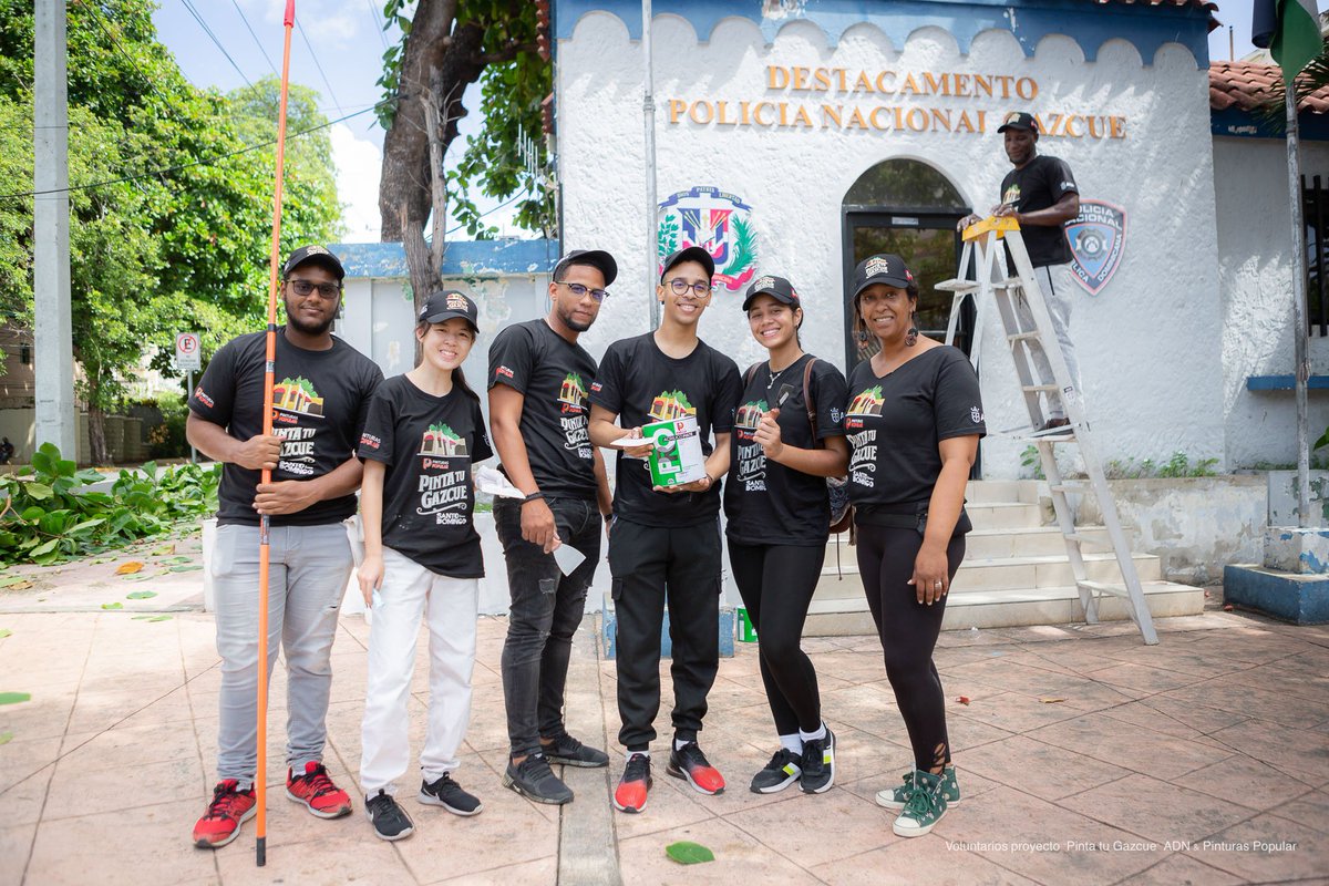 PinturasPopular's tweet photo. El proyecto #PintaTuGazcue nos llena de satisfacción al ver la entrega de todos los voluntarios que han visto al igual que nosotros, la hermosa historia en las casas de Gazcue. Gracias nuevamente a la @AlcaldiaDN y al @mayobanexsuazo por tan hermosa iniciativa. #PinturasPopular https://t.co/4lfDzgzWTt