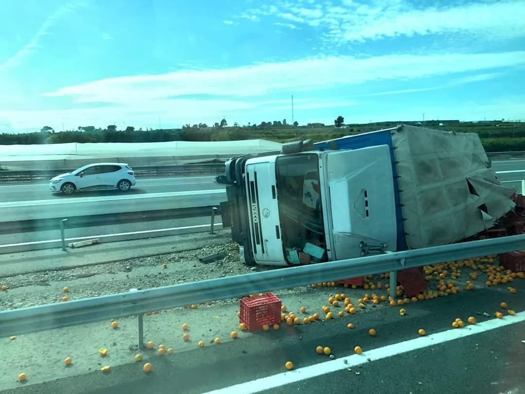 SocialDrive_es's tweet image. Un camión tiene un accidente y pierde toda la carga de naranjas en la autopista

📹 #AP7 Almussafes, Valencia