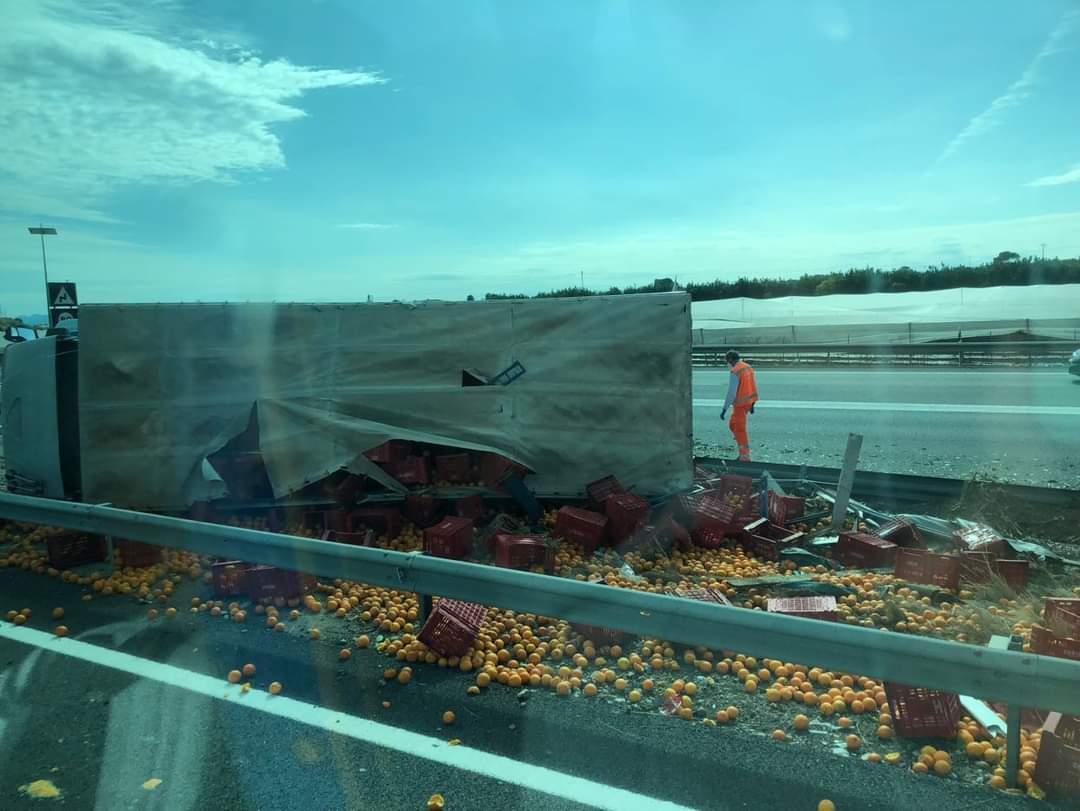 SocialDrive_es's tweet image. Un camión tiene un accidente y pierde toda la carga de naranjas en la autopista

📹 #AP7 Almussafes, Valencia