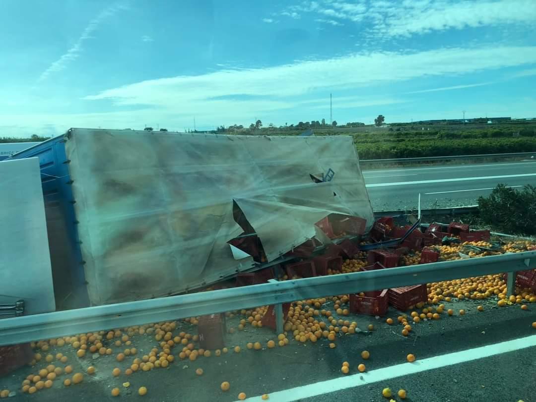 SocialDrive_es's tweet image. Un camión tiene un accidente y pierde toda la carga de naranjas en la autopista

📹 #AP7 Almussafes, Valencia