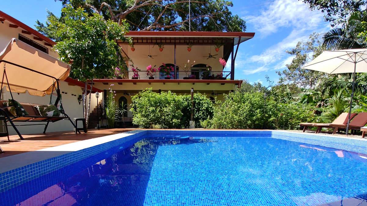 Boutique B&amp;B Jardín de los Monos in Costa Rica is located a 2 minute walk from the beach and is surrounded by a lovely tropical garden where monkeys and sloths are seen very regularly. Observe them from your patio or from the lounge deck next to the pool.
adults-only-guide.com/jardin-de-los-…