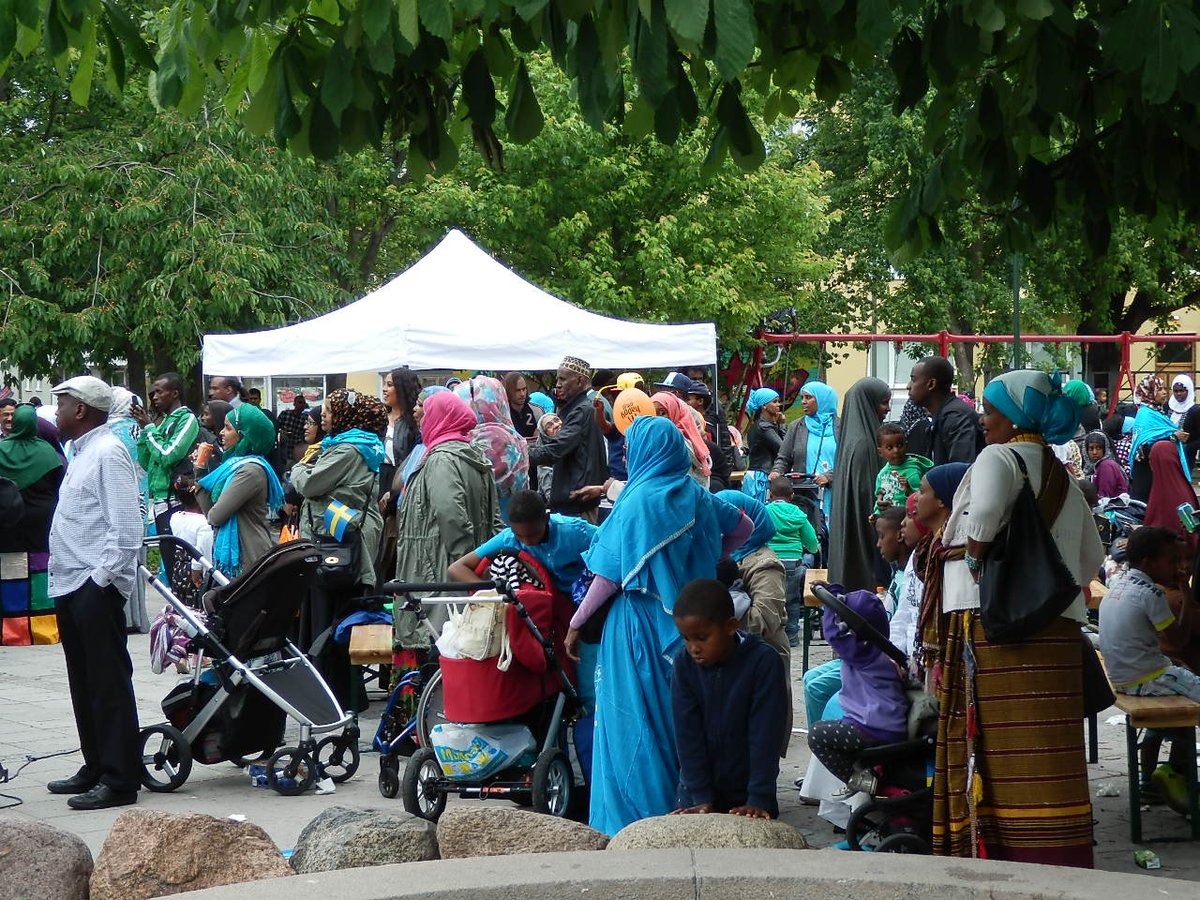 EvaMarieOlsson1's tweet image. Malmö, bostadsområde Seved år 2013.
Tänk att kunna njuta av klingande härlig vacker skånska, istället för somaliskt pladder och tjatter.
#tvingandemassåtervandringnu
#AfS2024
#AfS2025
#AfS2026 
#återvandringsverket