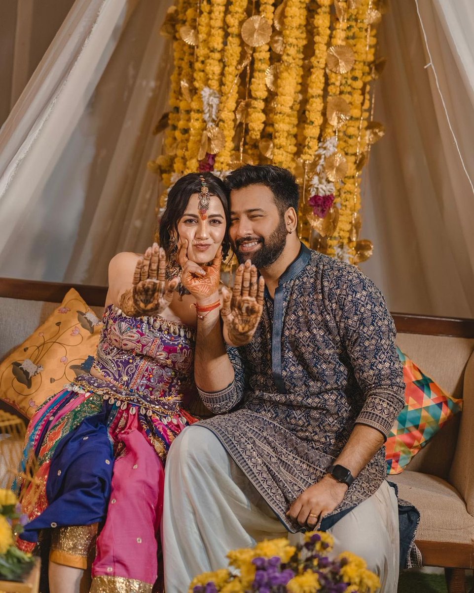 Television actress, #EshaKansara shares some beautiful Pics from her Mehndi Ceremony... ♥️

#couplelove #couplegoals #relationshipgoals #lovequotes #beautifulcouple #gujarati #gujaratiwedding #bollywoodcelebrity #bollywood #bollywoodstyle #lovestory #romantic #mehendioutfit #love