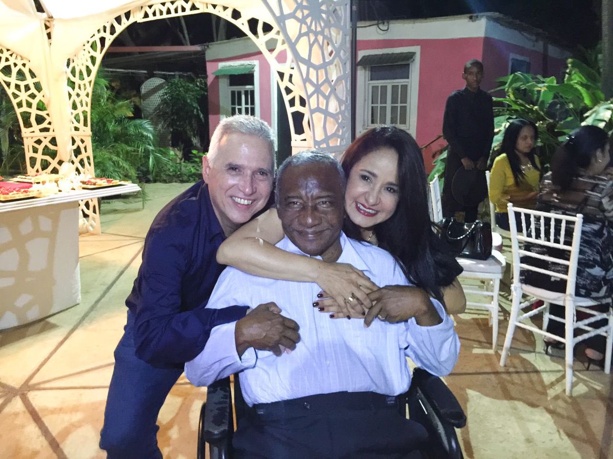 Con inmenso dolor me entero d la muerte d mi gran amigo y compañero d luchas Moises Aguilar. Más q un brillante alcade fue un revolucionario ejemplo d desprendimiento, lealtad, honestidad y tenacidad. Q difícil es llorar a un amigo desde el extranjero. Descansa en paz hermano 😣