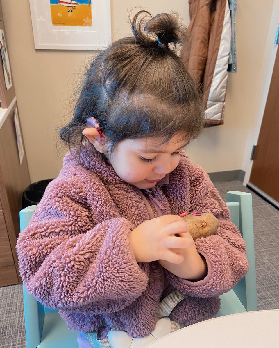 How sweet is our little Danae? She was inspired to decorate her own pet potato with Miss Brooke after the two read The Pet Potato by Josh Lacey. Danae even made sure her pet potato had matching hearing aids. 💙