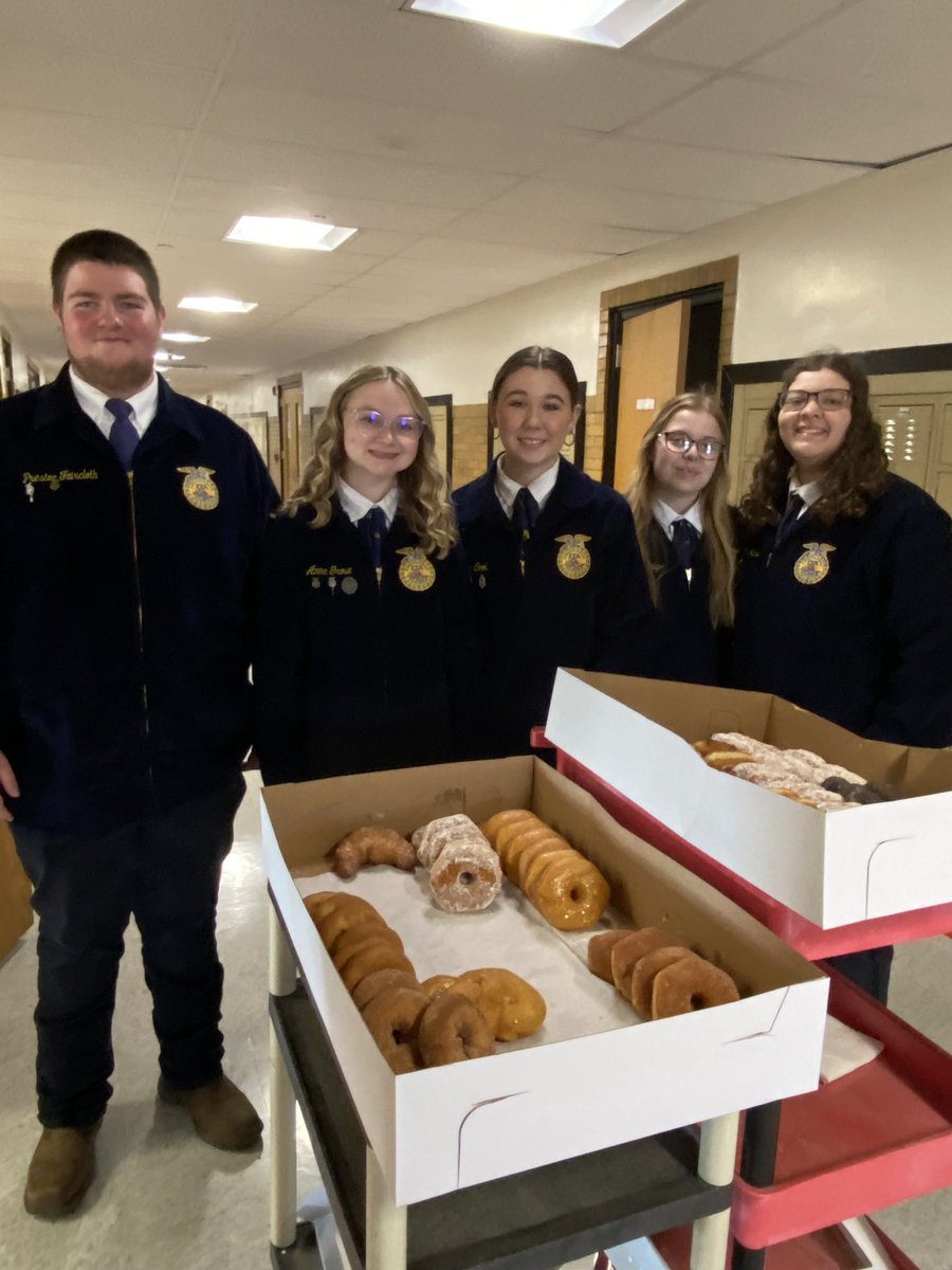 Thank you to the Martinsburg High FFA for the delicious donuts!! Such a nice Friday surprise! #FFAWeek @MHSTrentSherman @cdoyleMHS <a href="/BerkCoSchoolsWV/">Berkeley Co. Schools</a>