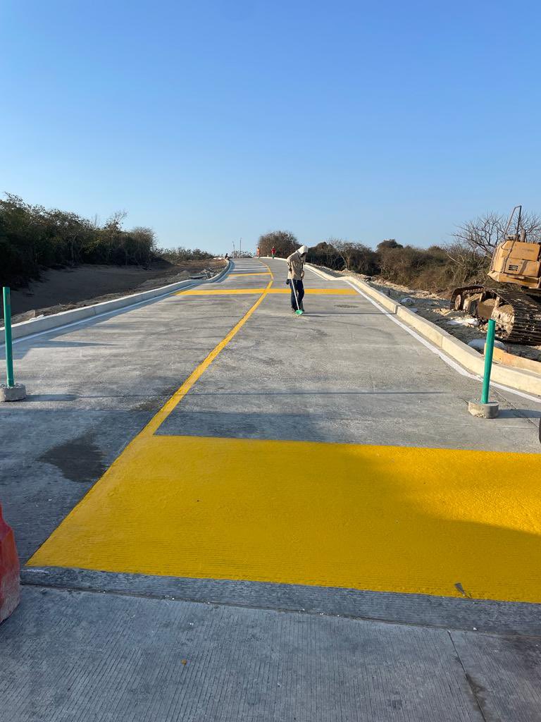 ChrisDaes's tweet photo. Hoy estaremos dando al servicio la carrera 106 que une la ventana al mundo con la 65.  Así le quitamos trafico a la 53.  Gracias @Grupo_Argos por los terrenos y @jaimepumarejo por su acompañamiento. @TecnoglassSA ya puedes venir por la ventana al mundo y entras directo a la 65 https://t.co/pv00uE4B5I