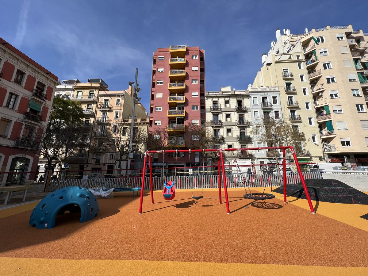 PierreCaire's tweet photo. El próximo parque inclusivo que se estrenará en Joanic, columpios, roller table, además de juegos hay zona tranquila con arenero, a mi me falta un juego dinámico para subir con la silla de ruedas
#ParquesIncluisivos
#ParquesParaTodos
@bcn_ajuntament https://t.co/WJFUBxZlDd
